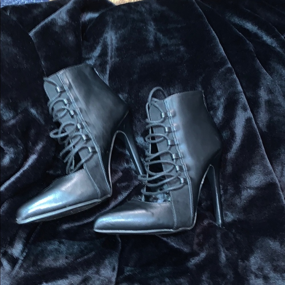 Black pumps
